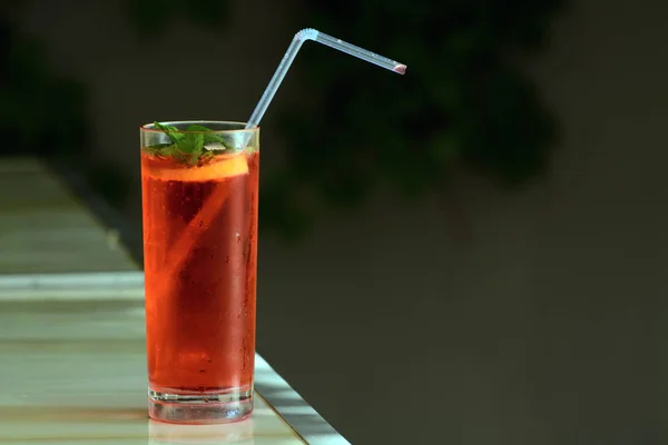 Bicchiere Appannato Con Cocktail Foglie Menta Sul Bordo Del Tavolo — Foto Stock