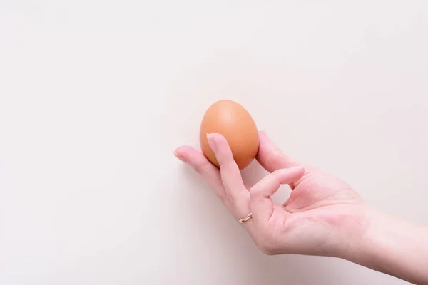 Einer Weiblichen Hand Ein Hühnerei Frühstück Das Konzept Ist Eine — Stockfoto