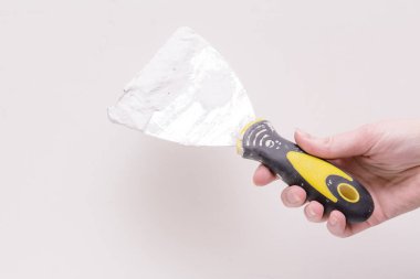 Duvarörlü malası olan bir işçi. Konsept - Ev Onarımı