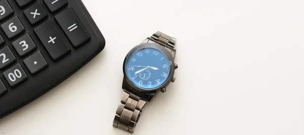 Une Montre Bracelet Repose Sur Une Calculatrice Noire Les Objets — Photo