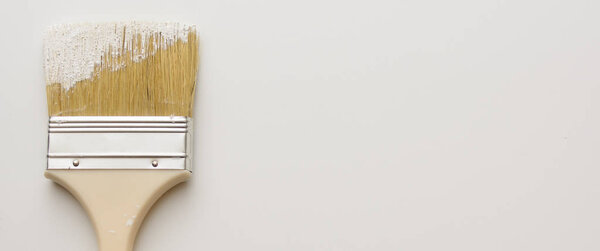 Кисть в белой краске на белом фоне. Концепция - Artwork
