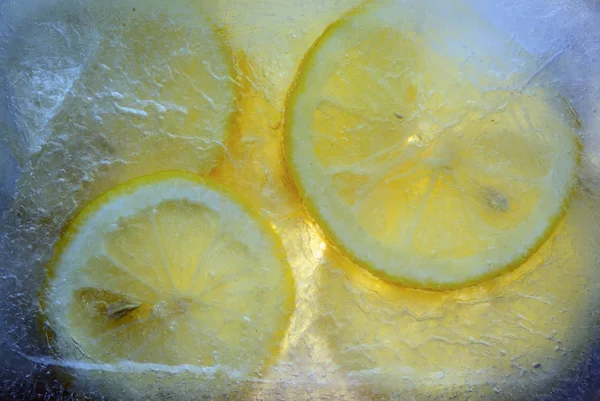 suda dondurulmuş limon dilimleri. Close. Limon yapısı. Kavram sağlıklı beslenme. C vitamini. Şifa meyve
