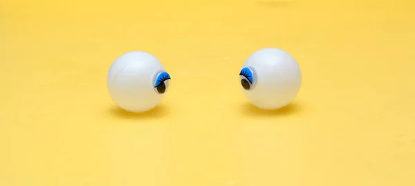 Die Augen Bestehen Aus Tennisbällen Gelber Hintergrund Auge Blickt Auge — Stockfoto