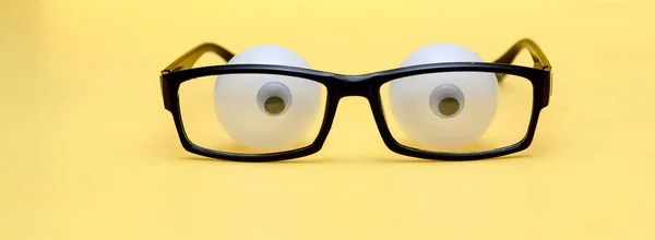 Cadre Noir Lunettes Sur Fond Jaune Derrière Les Lunettes Trouvent — Photo