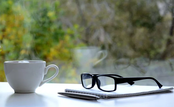 Een Kopje Koffie Naast Een Notitieboekje Pen Glazen Concept Koffiepauze — Stockfoto
