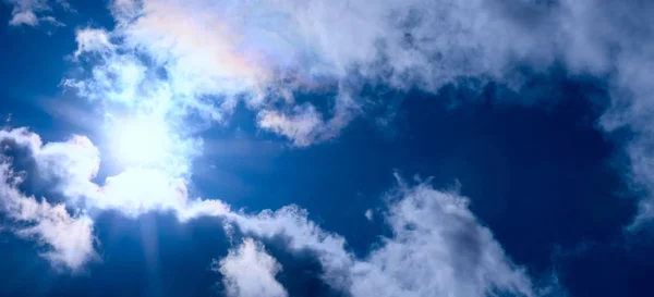 Die Sonne Mit Strahlen Zwischen Den Wolken Das Konzept Ist — Stockfoto