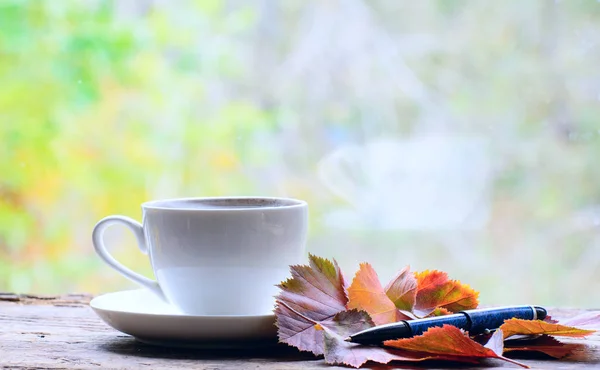 Kopje Koffie Achtergrond Van Tuin Buurt Zijn Gele Rode Gevallen — Stockfoto