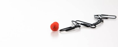 ataç zinciri ve sonunda kırmızı bir düğme. Konsept - ofis hafta içi ve hafta sonları kapalı