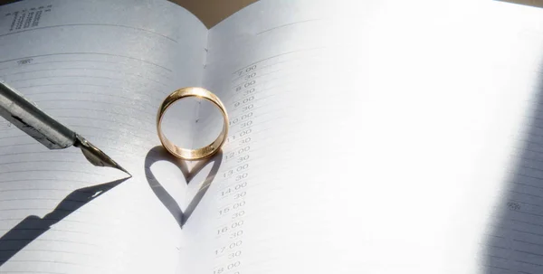 Twee Gouden Ringen Vlakbij Een Vintage Vulpen Begrip Huwelijkshandtekening — Stockfoto