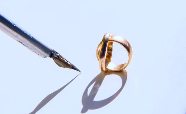 Twee Gouden Ringen Vlakbij Een Vintage Vulpen Begrip Huwelijkshandtekening — Stockfoto