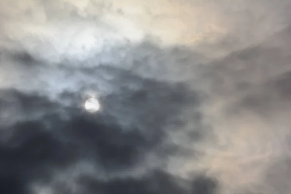 Sol Espreita Nas Nuvens Escuras Conceito Aproximação Tempestade — Fotografia de Stock