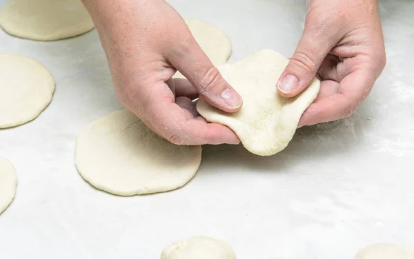 Donna Scolpisce Torte Con Patate Concetto Lavorare Cucina — Foto Stock