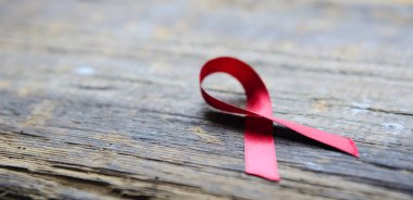 Kırmızı kurdele. Eski tahtadaki AIDS 'e karşı mücadele gününün sembolü. - Evet. Konsept - Yardım Günü