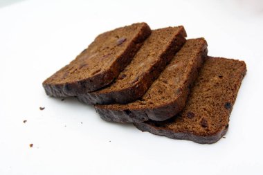 Beyaz arka planda kuru üzüm ve fındıklı çavdar ekmeği. Kavram - fırın ürünleri, sağlıklı yiyecekler, vega, diyet