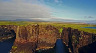 Shetland, İskoçya'nın dramatik sahil şeridi hava atış.