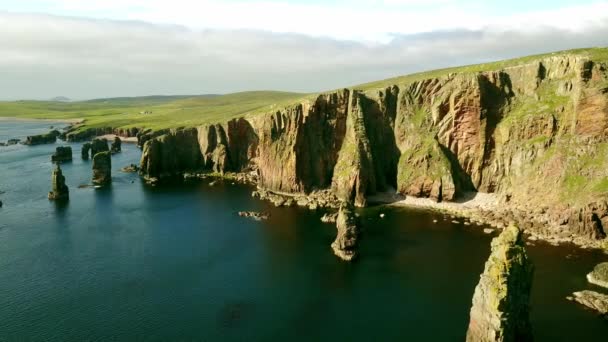 Prise Vue Aérienne Large Des Côtes Spectaculaires Des Shetland Écosse — Video