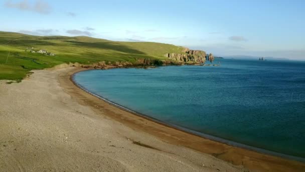 Colpo Aereo Largo Della Drammatica Linea Costiera Delle Shetland Scozia — Video Stock