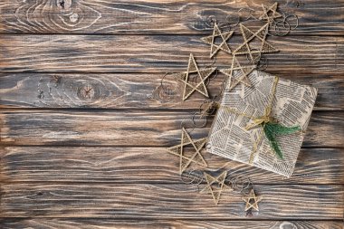 Ahşap arka planda noel süslemesi