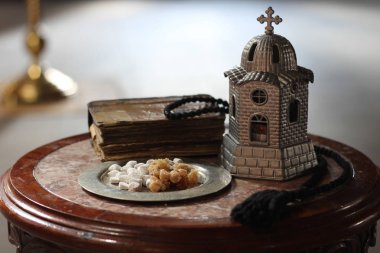Bir tabut bir simge lamba, bir tütsü dua kitabı ve boncuk kilisede küçük bir tablo ile Ortodoks natürmort