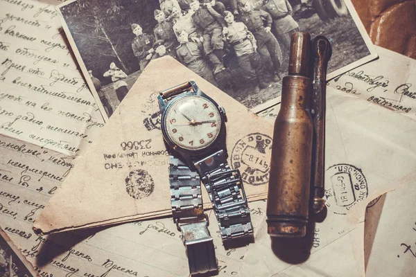腕時計軍事写真と文字の上に横たわると軍事ライター — ストック写真