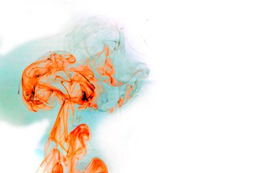 Renkli duman beyin şeklinde beyaz arka plan üzerinde izole 