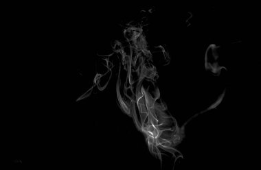 siyah arka plan at şeklinde izole renkli duman