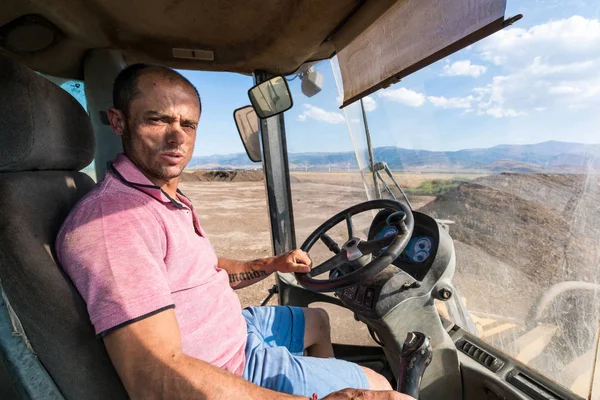 Wheel loaders operator working in a sunny day — Stock Photo, Image