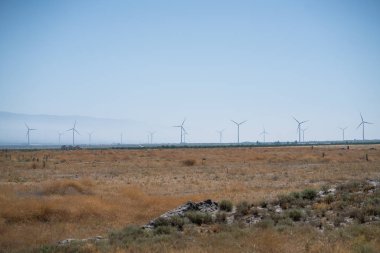 temiz enerji üreten yel değirmeni alanı