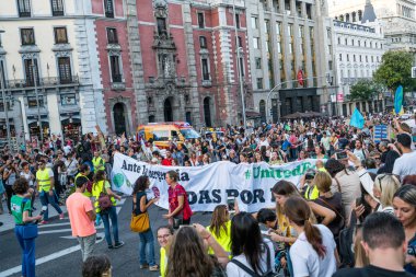 Madrid İspanya 270919 İklim için United. Gençler iklim değişikliğiyle birleşen sokaklara döküldü.