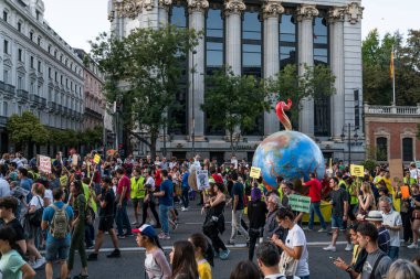 Madrid İspanya 270919 İklim için United. Gençler iklim değişikliğiyle birleşen sokaklara döküldü.