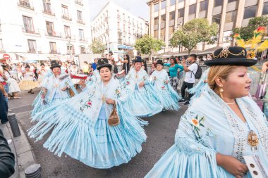 Madrid İspanya 101219, Yerli Amerikalılar Madrid 'de Kolomb Günü' nü kutluyor.