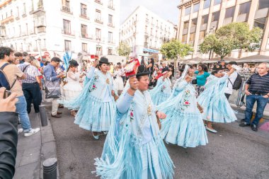 Madrid İspanya 101219, Yerli Amerikalılar Madrid 'de Kolomb Günü' nü kutluyor.