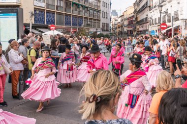 Madrid İspanya 101219, Yerli Amerikalılar Madrid 'de Kolomb Günü' nü kutluyor.