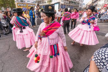 Madrid İspanya 101219, Yerli Amerikalılar Madrid 'de Kolomb Günü' nü kutluyor.