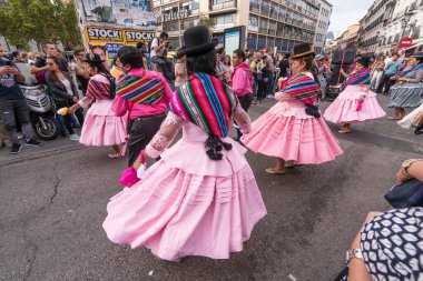 Madrid İspanya 101219, Yerli Amerikalılar Madrid 'de Kolomb Günü' nü kutluyor.