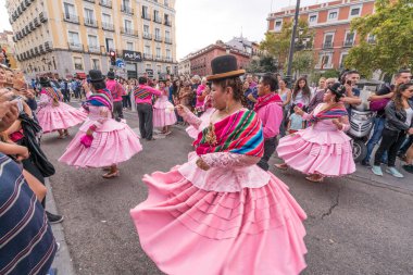 Madrid İspanya 101219, Yerli Amerikalılar Madrid 'de Kolomb Günü' nü kutluyor.