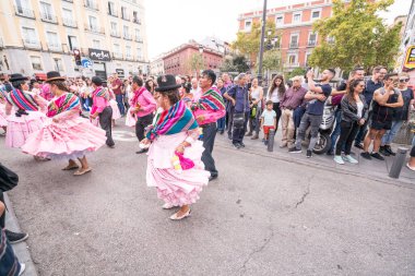 Madrid İspanya 101219, Yerli Amerikalılar Madrid 'de Kolomb Günü' nü kutluyor.