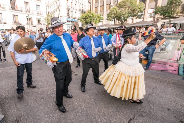 Madrid España 101219, Nativos Americanos celebrando el Día de Colón en Madrid — Foto de Stock