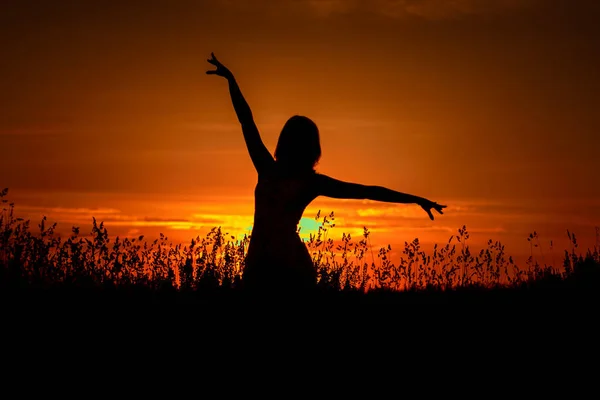 One Young Girl Dancing Field Grass Her Hands Beautiful Sky — Stock Photo, Image