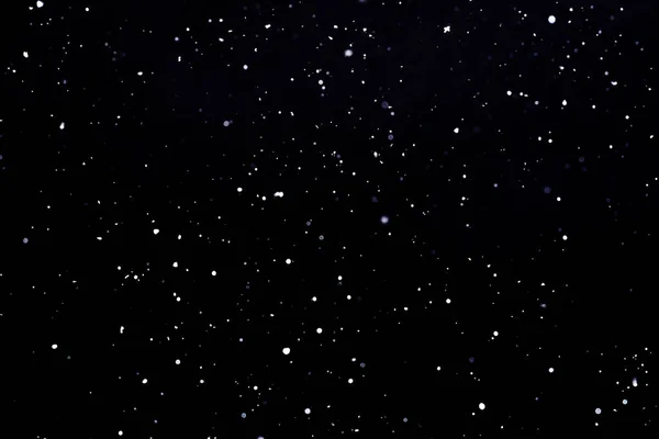 Siyah arka plan Snowflakes havada uçan kar düşen.