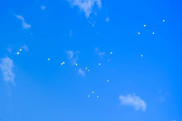 Mavi gökyüzüne karşı uçuş renkli helyum balonları çok sayıda, doğum günü tebrik.