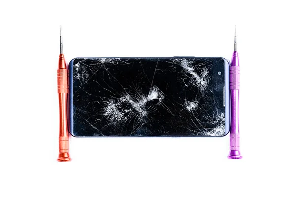 mobil ekipman ve cep telefonlarının onarımı için laboratuvarda bir tornavida ile kırık bir cep telefonu tamir sürecini gösteren yakın çekim fotoğraflar