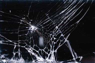 Kırık ve raflı cam ekranlı akıllı telefon, siyah arka planda beyaz çizgiler, tasarım öğesi, fon dokusu