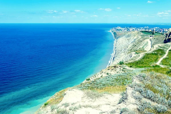 karadenizüzerinde kayalar, mavi gökyüzü ve Kafkas dağları ile deniz manzarası 