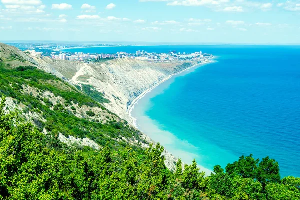 karadenizüzerinde kayalar, mavi gökyüzü ve Kafkas dağları ile deniz manzarası 