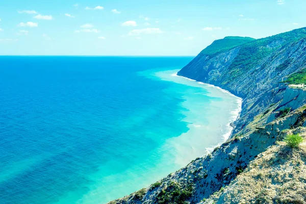 karadenizüzerinde kayalar, mavi gökyüzü ve Kafkas dağları ile deniz manzarası 