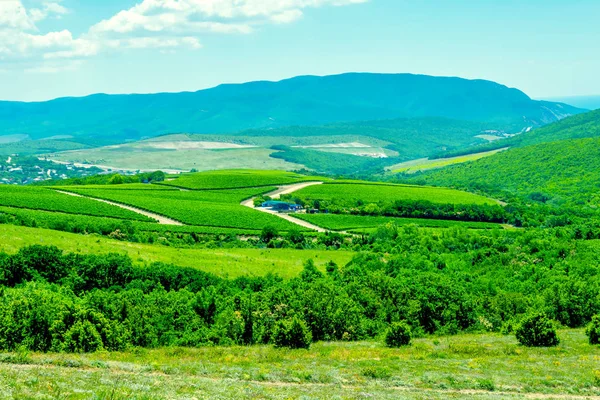 Kayalar, mavi gökyüzü ve Kafkasya ile dağ manzarası