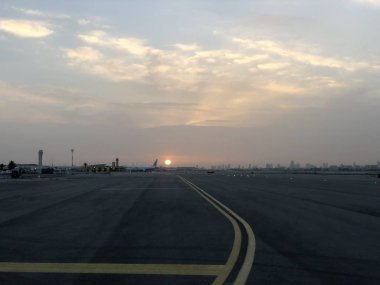 İsrail Ben Gurion havaalanında akşam pist