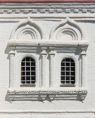 Mimari unsurlar ve barlar ile Ortodoks Kilisesi'nin Pencerelerdış görünümü