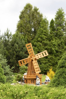 Dekoratif yel değirmeni ve cüceler ile yaz bahçesi